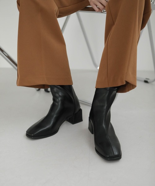 UNE MANSION（ユヌマンション）の「スクエアヒールアンクルブーツ（ブーツ・レディース・ブラック/アイボリー・25.0cm/24.0cm/23.0cm）」の15枚目の写真