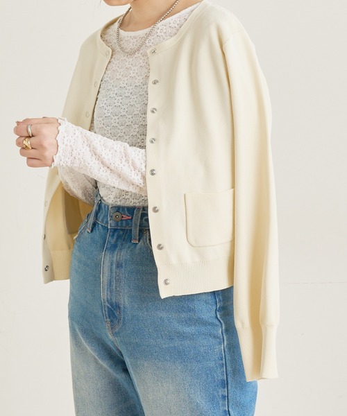 natural couture（ナチュラルクチュール）の「【WEB限定】旬顔コーデが決まるプチプラリングドット釦おしゃれカーディガン（カーディガン/ボレロ・レディース・ブラック/パープル/オフホワイト/グリーン/その他1・FREE）」の2枚目の写真