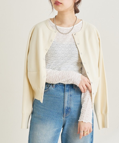 natural couture（ナチュラルクチュール）の「【WEB限定】旬顔コーデが決まるプチプラリングドット釦おしゃれカーディガン（カーディガン/ボレロ・レディース・ブラック/パープル/オフホワイト/グリーン/その他1・FREE）」の6枚目の写真