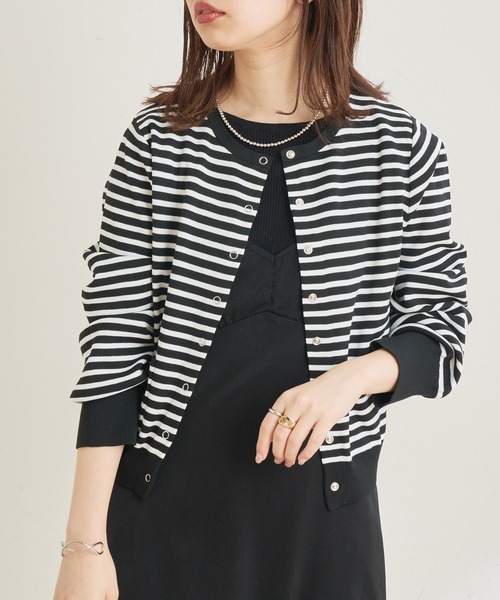 natural couture（ナチュラルクチュール）の「【WEB限定】旬顔コーデが決まるプチプラリングドット釦おしゃれカーディガン（カーディガン/ボレロ・レディース・ブラック/パープル/オフホワイト/グリーン/その他1・FREE）」の21枚目の写真