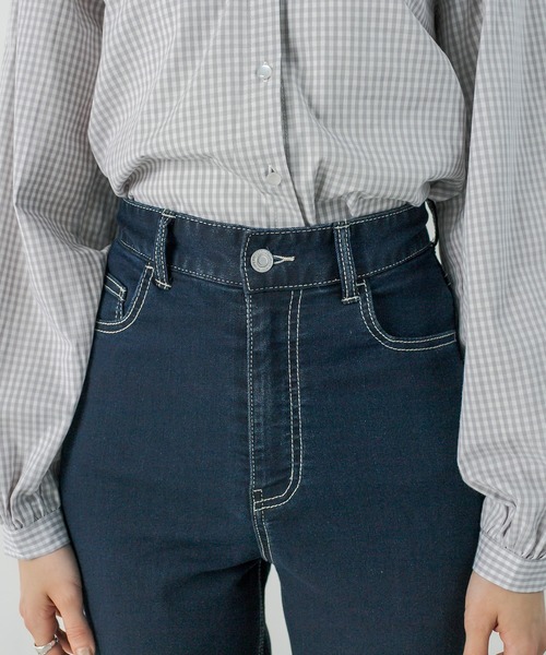 OLIVE des OLIVE（オリーブデオリーブ）の「ストレッチベーシックフレアパンツ（デニムパンツ・レディース・ブラック/ワンウォッシュ・FREE）」の5枚目の写真