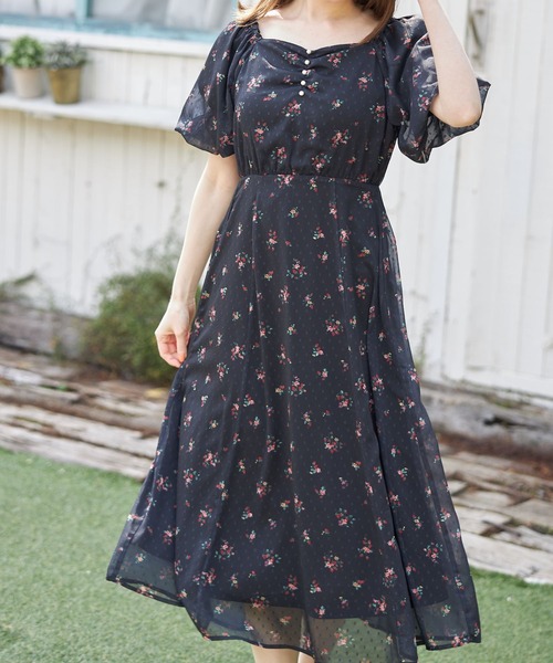 tocco closet（トッコ　クローゼット）の「パール付きフロントギャザードビーストロベリープリントワンピース（ワンピース・レディース・ブラック/アイボリー・M）」の2枚目の写真