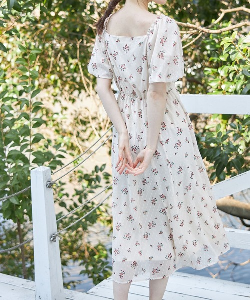 tocco closet（トッコ　クローゼット）の「パール付きフロントギャザードビーストロベリープリントワンピース（ワンピース・レディース・ブラック/アイボリー・M）」の11枚目の写真