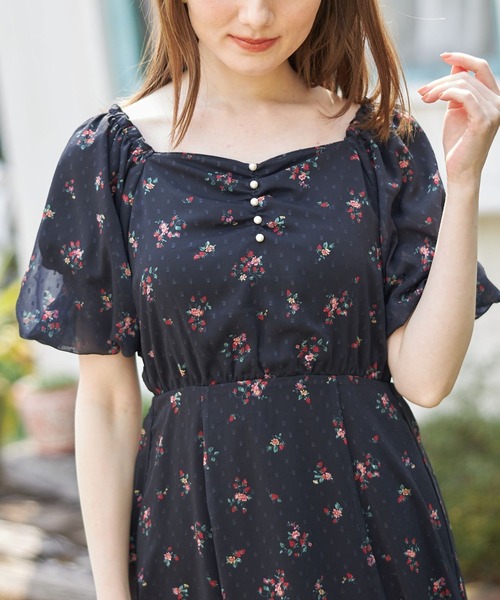 tocco closet（トッコ　クローゼット）の「パール付きフロントギャザードビーストロベリープリントワンピース（ワンピース・レディース・ブラック/アイボリー・M）」の14枚目の写真