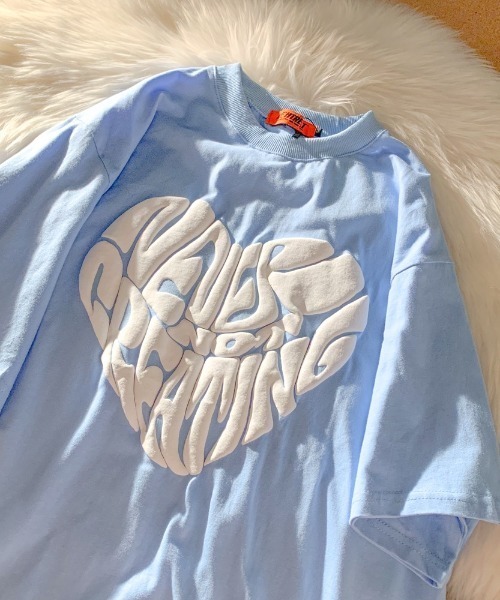 .KOM（ドットコム）の「A'GEM/9 × .kom『.kom/ドットケーオーエム』ハートグラフィック オーバーサイズ半袖Tシャツ（Tシャツ/カットソー・レディース・ライトブルー/ホワイト・L/M）」の2枚目の写真