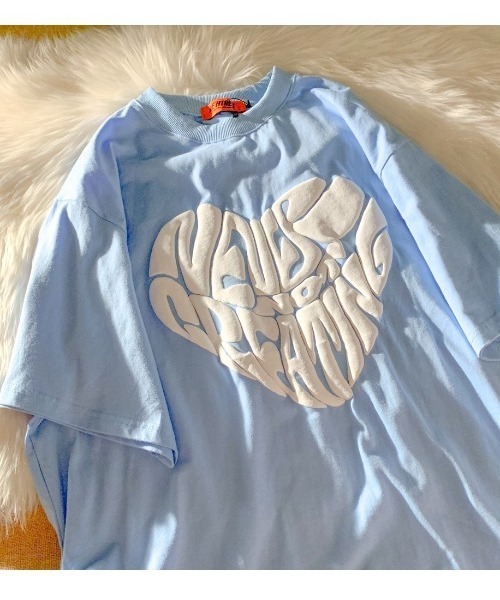 .KOM（ドットコム）の「A'GEM/9 × .kom『.kom/ドットケーオーエム』ハートグラフィック オーバーサイズ半袖Tシャツ（Tシャツ/カットソー・レディース・ライトブルー/ホワイト・L/M）」の6枚目の写真