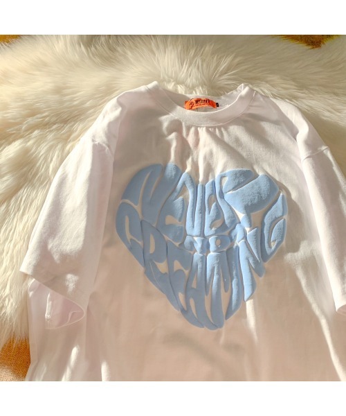 .KOM（ドットコム）の「A'GEM/9 × .kom『.kom/ドットケーオーエム』ハートグラフィック オーバーサイズ半袖Tシャツ（Tシャツ/カットソー・レディース・ライトブルー/ホワイト・L/M）」の15枚目の写真