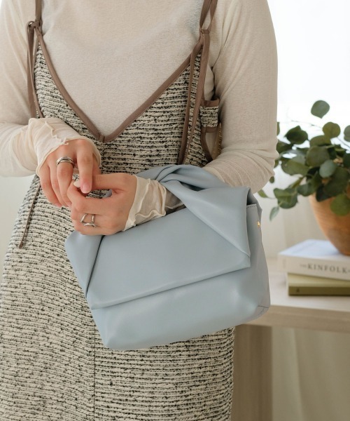 Bab(バブ)の「ねじりハンドルショルダーバッグ(ハンドバッグ・レディース・ライトブルー/ブラック/オフホワイト・ONESIZE)」の1枚目の写真