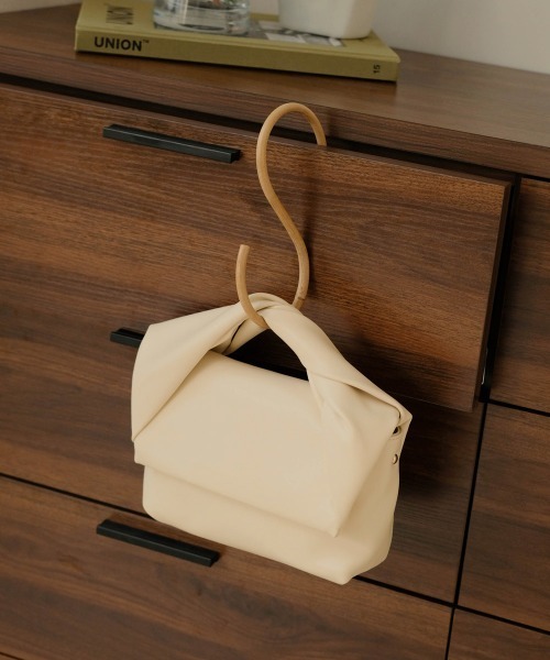 Bab(バブ)の「ねじりハンドルショルダーバッグ(ハンドバッグ・レディース・ライトブルー/ブラック/オフホワイト・ONESIZE)」の16枚目の写真