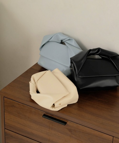 Bab(バブ)の「ねじりハンドルショルダーバッグ(ハンドバッグ・レディース・ライトブルー/ブラック/オフホワイト・ONESIZE)」の19枚目の写真