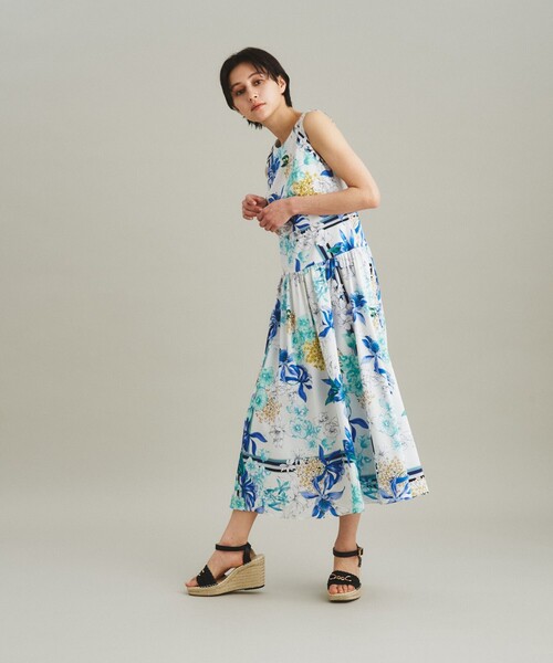 GRACE CONTINENTAL（グレースコンチネンタル）の「フラワープリントノースリーブワンピース（ワンピース・レディース・ベージュ/ブルー・36）」の3枚目の写真