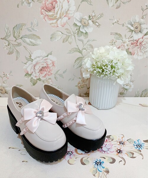 cs T&P（シーエスティーアンドピー）の「キラキラストーン付きリボン厚底ローファーパンプス（パンプス・レディース・ホワイト系2/ピンク系6/ブラック系1/ダークブラウン系1/ブラック系8/ホワイト系9/ピンク系9・LL/L/S/M）」の6枚目の写真