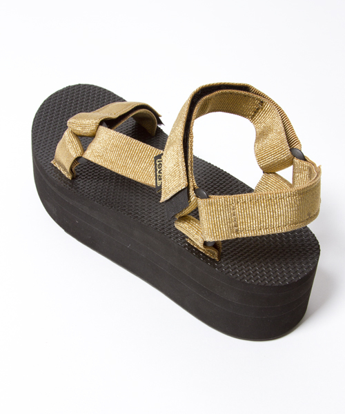 EN ROUTE（アンルート）の「TEVA（テバ） FLATFORM UNIVERSAL（サンダル・レディース・ゴールド/シルバー・6/5/7）」の6枚目の写真