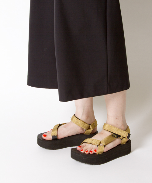 EN ROUTE（アンルート）の「TEVA（テバ） FLATFORM UNIVERSAL（サンダル・レディース・ゴールド/シルバー・6/5/7）」の10枚目の写真