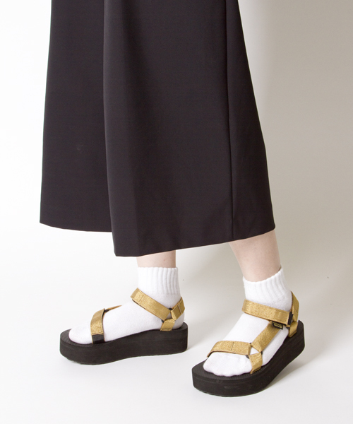 EN ROUTE（アンルート）の「TEVA（テバ） FLATFORM UNIVERSAL（サンダル・レディース・ゴールド/シルバー・6/5/7）」の3枚目の写真