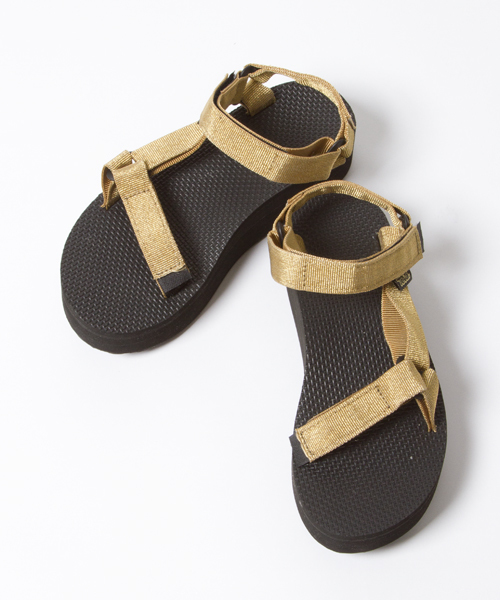 EN ROUTE（アンルート）の「TEVA（テバ） FLATFORM UNIVERSAL（サンダル・レディース・ゴールド/シルバー・6/5/7）」の4枚目の写真