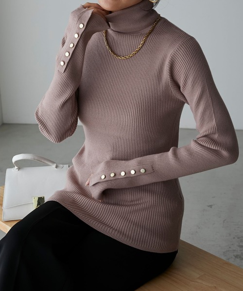 Anss.me（アンスミー）の「【Anss.me】リブニット袖口ボタンタートルネックプルオーバー（ニット/セーター・レディース・グレイッシュベージュ/杢グレー/ブラック/レッド/グリーン/アイボリー・FREE）」の4枚目の写真