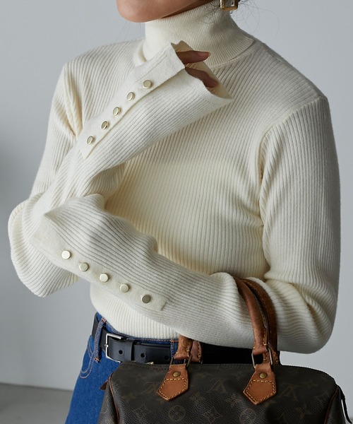 Anss.me（アンスミー）の「【Anss.me】リブニット袖口ボタンタートルネックプルオーバー（ニット/セーター・レディース・グレイッシュベージュ/杢グレー/ブラック/レッド/グリーン/アイボリー・FREE）」の2枚目の写真