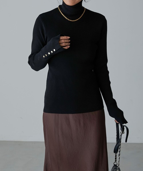 Anss.me（アンスミー）の「【Anss.me】リブニット袖口ボタンタートルネックプルオーバー（ニット/セーター・レディース・グレイッシュベージュ/杢グレー/ブラック/レッド/グリーン/アイボリー・FREE）」の7枚目の写真