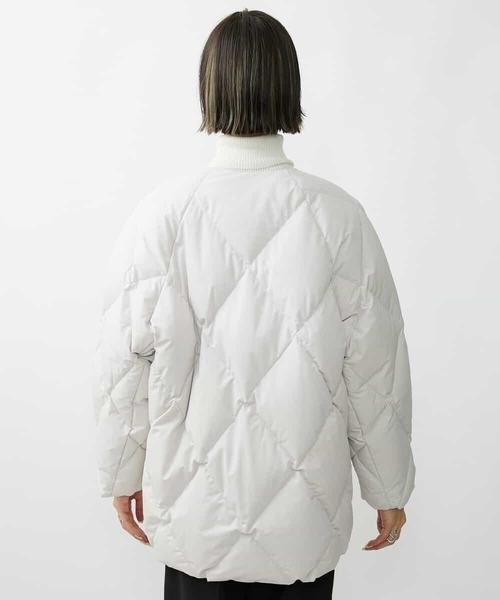 MICHEL KLEIN（ミッシェル・クラン）の「[撥水素材]ダイヤモンドキルティングダウンコート（ダウンジャケット/コート・レディース・ライトグレー/ダークグレー・40/38）」の12枚目の写真