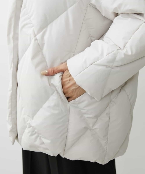 MICHEL KLEIN（ミッシェル・クラン）の「[撥水素材]ダイヤモンドキルティングダウンコート（ダウンジャケット/コート・レディース・ライトグレー/ダークグレー・40/38）」の14枚目の写真