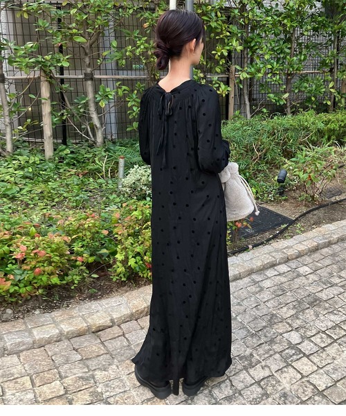 黒のカットアウトデザインワンピース（リボン付き）メルトザレディ カットアウト刺繍入りワンピース - ブラック | ZARA Japan / 日本