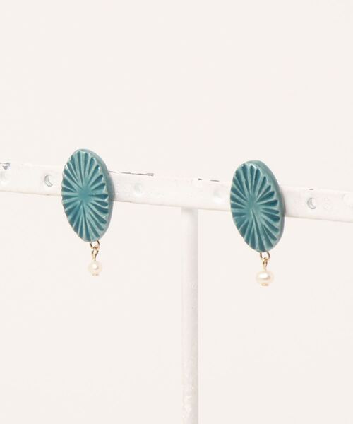 tone(トーン)の「【IRODORI】彫モヨウの オーバルpierce( 淡水パール)(ピアス(両耳用)・レディース・グリーン系その他・FREE)」の1枚目の写真
