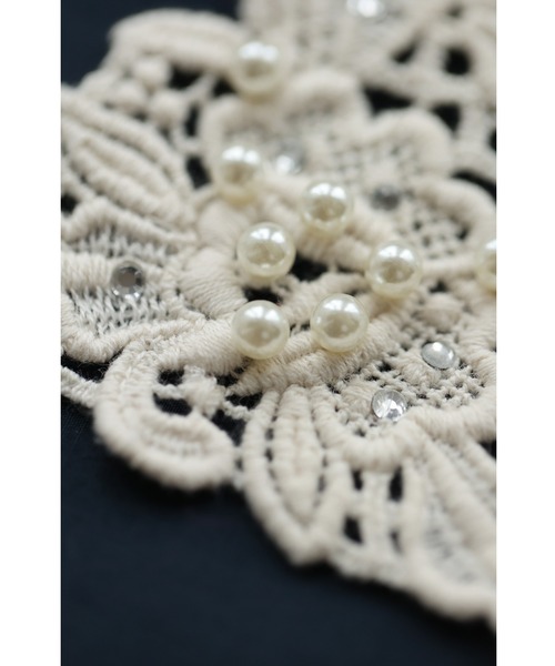 cawaii（カワイイ）の「ラインストーンとパールを散りばめたカッティングレース襟ネックレス（付け襟・レディース・ホワイト・FREE）」の2枚目の写真