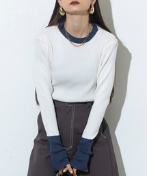 女性らしさを惹き立ててくれる。バイカラー指ぬきニット