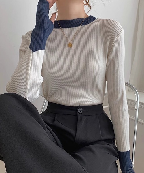 女性らしさを惹き立ててくれる。バイカラー指ぬきニット（Tシャツ