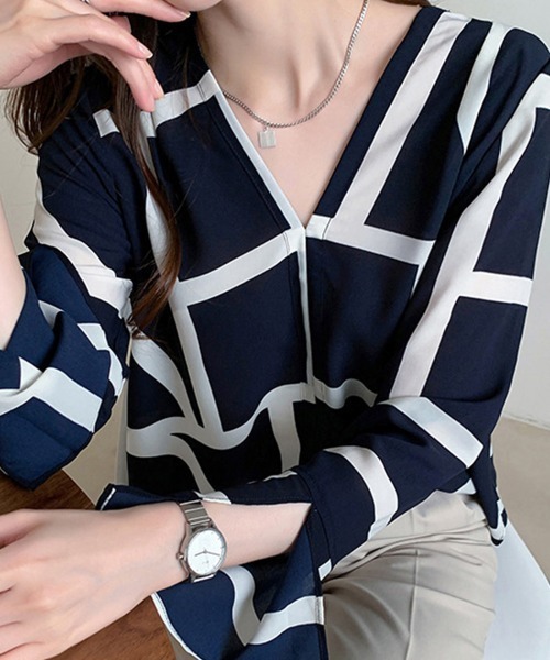 Miniministore(ミニミニストア)の「幾何学模様ブラウスレディースVネック長袖(シャツ/ブラウス・レディース・ネイビー/ベージュ・XL/L/M)」の4枚目の写真