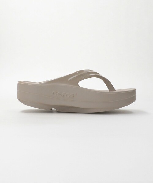 OOFOS（ウーフォス）の「＜OOFOS＞OOmega  サンダル（サンダル・レディース・ベージュ/ブラック/その他1・7/6/8）」の12枚目の写真