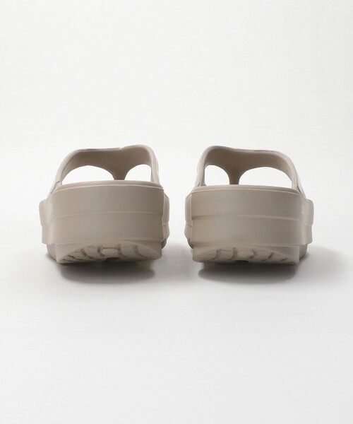 OOFOS（ウーフォス）の「＜OOFOS＞OOmega  サンダル（サンダル・レディース・ベージュ/ブラック/その他1・7/6/8）」の13枚目の写真