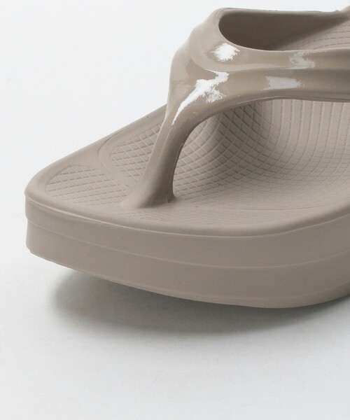 OOFOS（ウーフォス）の「＜OOFOS＞OOmega  サンダル（サンダル・レディース・ベージュ/ブラック/その他1・7/6/8）」の16枚目の写真