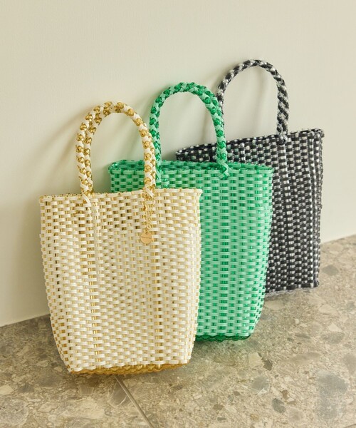 FREAK'S STORE(フリークスストア)の「限定展開 FS チャーム 付き メルカド ラメ バッグ(かごバッグ・レディース・オフホワイト/ブラック/グリーン・ONE SIZE)」の2枚目の写真