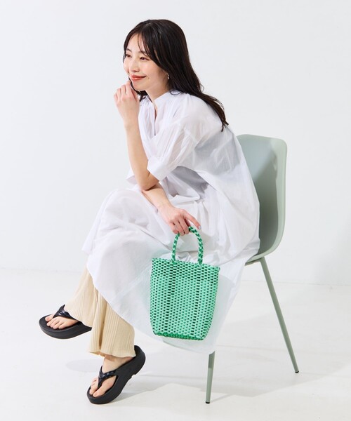 新品　大人可愛いメルカドバッグ　白　　チャーム付き 新品 大人可愛いメルカドバッグ 白 チャーム付き