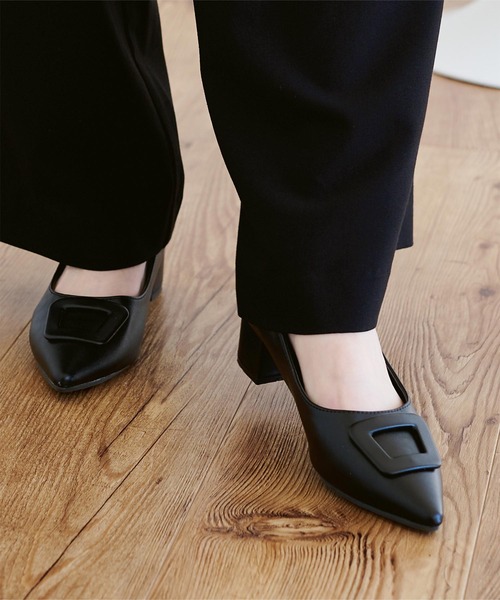 UR'S（ユアーズ）の「撥水・抗菌防臭バックルデザインパンプス（パンプス・レディース・ブラック/ブラウン/ベージュ・S/M/L/LL）」の6枚目の写真