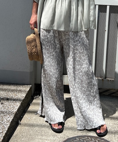 LBC（エルビーシー）の「プリントイージープリーツパンツ（その他パンツ・レディース・オフホワイト/ブラック/グリーン・M）」の5枚目の写真