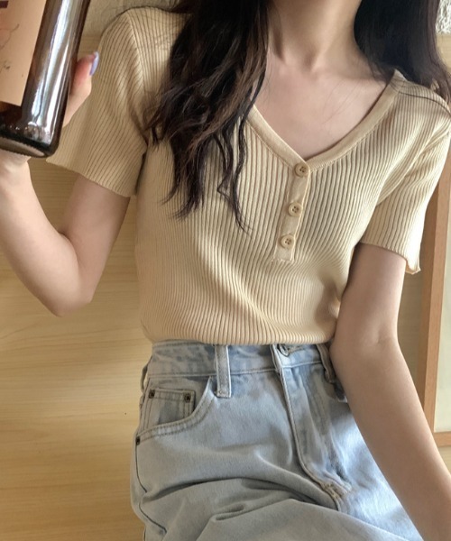 ECLIN（エクラン）の「Vネックリブサマーニットトップス（ニット/セーター・レディース・グリーン/レッド/ブルー/パープル/ベージュ/ブラック/ホワイト・FREE）」の4枚目の写真