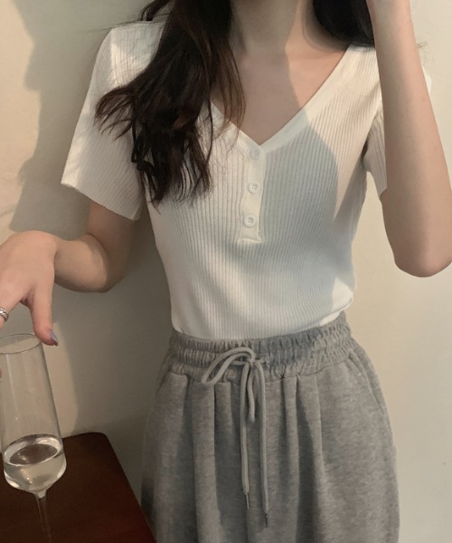 ECLIN（エクラン）の「Vネックリブサマーニットトップス（ニット/セーター・レディース・グリーン/レッド/ブルー/パープル/ベージュ/ブラック/ホワイト・FREE）」の2枚目の写真