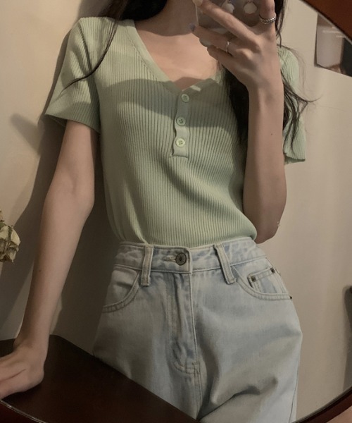 ECLIN（エクラン）の「Vネックリブサマーニットトップス（ニット/セーター・レディース・グリーン/レッド/ブルー/パープル/ベージュ/ブラック/ホワイト・FREE）」の5枚目の写真