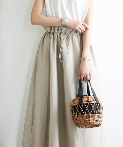 and it_（アンドイット）の「丸型編み柳バッグ（かごバッグ・レディース・ブラック/ブラウン・FREE）」の2枚目の写真