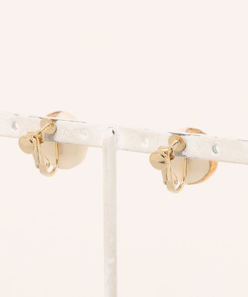 tone(トーン)の「【irodori】ラウンド金彩earring(白)(イヤリング・レディース・ホワイト・FREE)」の2枚目の写真