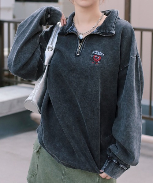 SPINNS(スピンズ)の「【ユニセックスで着用可能】ハーフジップ裏起毛スウェット ハートロゴ(スウェット・メンズ・ブラウン/オフホワイト/アッシュグレー/ブラック系その他・ONESIZE)」の3枚目の写真