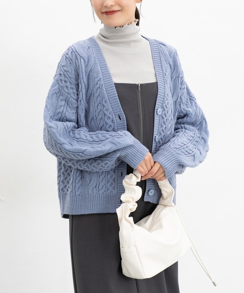 Honeys（ハニーズ）の「【ウォッシャブル】ケーブル編Ｖカーデ（カーディガン/ボレロ・レディース・アイボリー/グレイッシュブルー/杢グレー/グリーン/モカ/ベージュ・S/M/L/LL）」の6枚目の写真