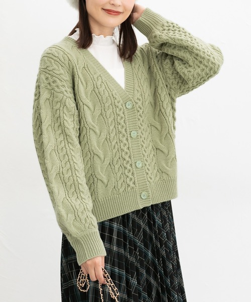 Honeys（ハニーズ）の「【ウォッシャブル】ケーブル編Ｖカーデ（カーディガン/ボレロ・レディース・アイボリー/グレイッシュブルー/杢グレー/グリーン/モカ/ベージュ・S/M/L/LL）」の5枚目の写真