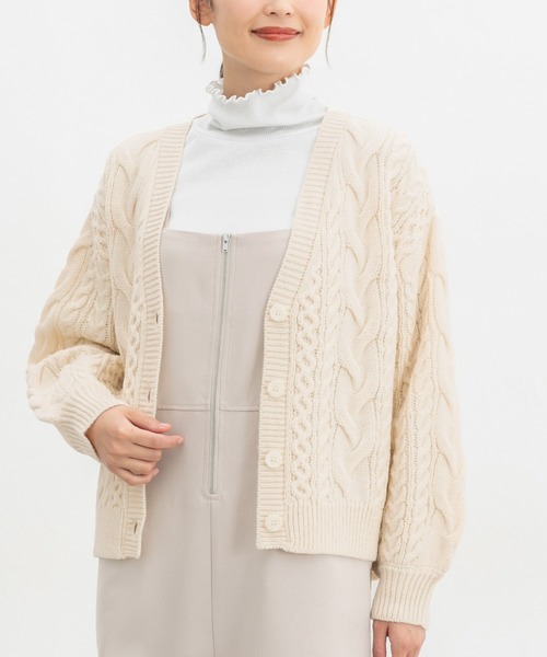 Honeys（ハニーズ）の「【ウォッシャブル】ケーブル編Ｖカーデ（カーディガン/ボレロ・レディース・アイボリー/グレイッシュブルー/杢グレー/グリーン/モカ/ベージュ・S/M/L/LL）」の2枚目の写真