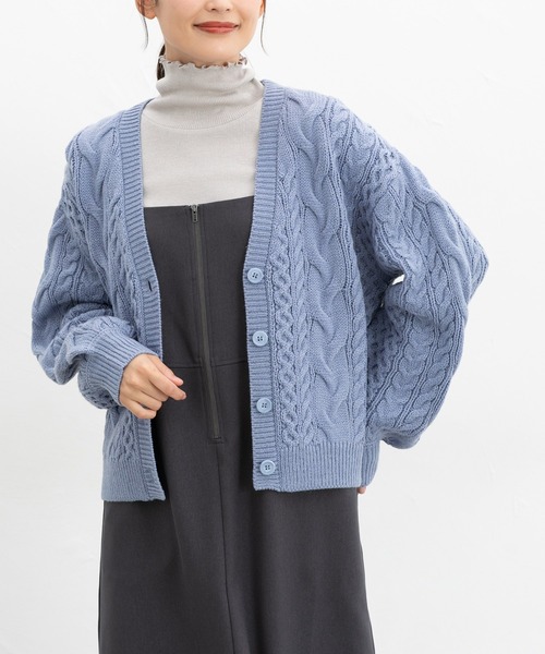 Honeys（ハニーズ）の「【ウォッシャブル】ケーブル編Ｖカーデ（カーディガン/ボレロ・レディース・アイボリー/グレイッシュブルー/杢グレー/グリーン/モカ/ベージュ・S/M/L/LL）」の12枚目の写真