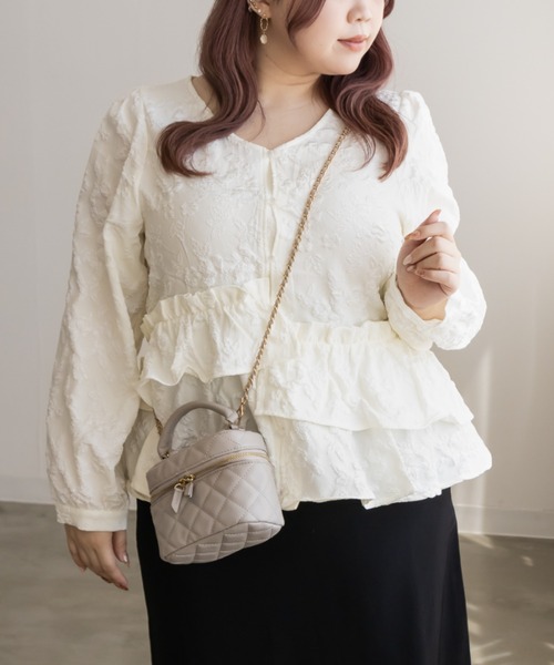 CLETTE(クレット)の「アシメティアード花柄ジャガードブラウス(シャツ/ブラウス・レディース・アイボリー/ブラック・LL/3L/4L)」の2枚目の写真