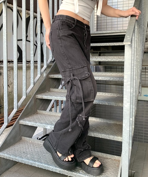 lilful(リルフル)の「スターダメージワッペン ウォッシュデザイン サイドリボンデニムカーゴパンツ(デニムパンツ・レディース・ブラック/ブルー・S/M/L)」の13枚目の写真